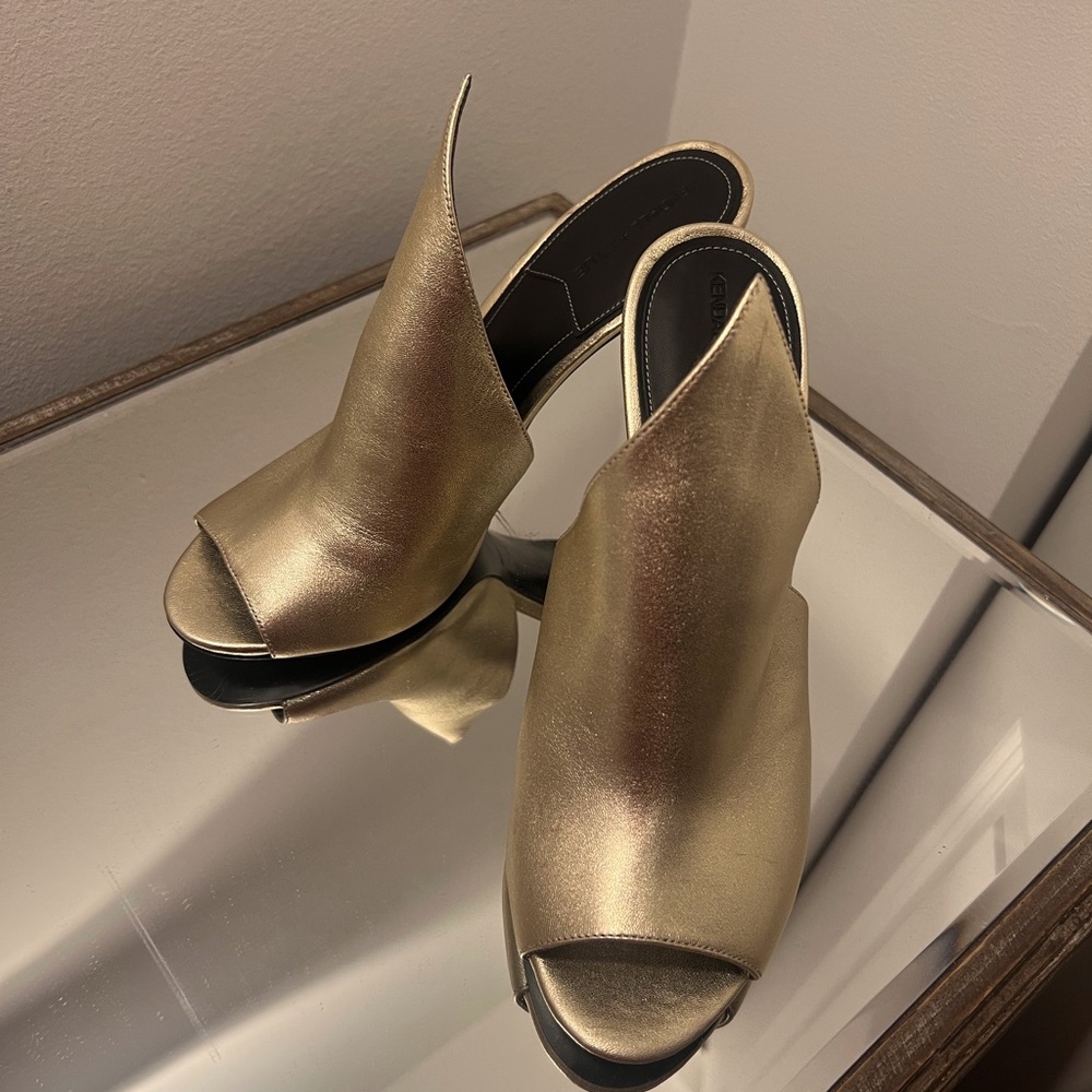 Never Worn - image 3